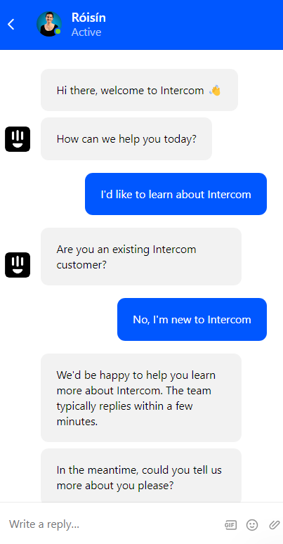 Klient prowadzi rozmowę z chatbotem Intercom