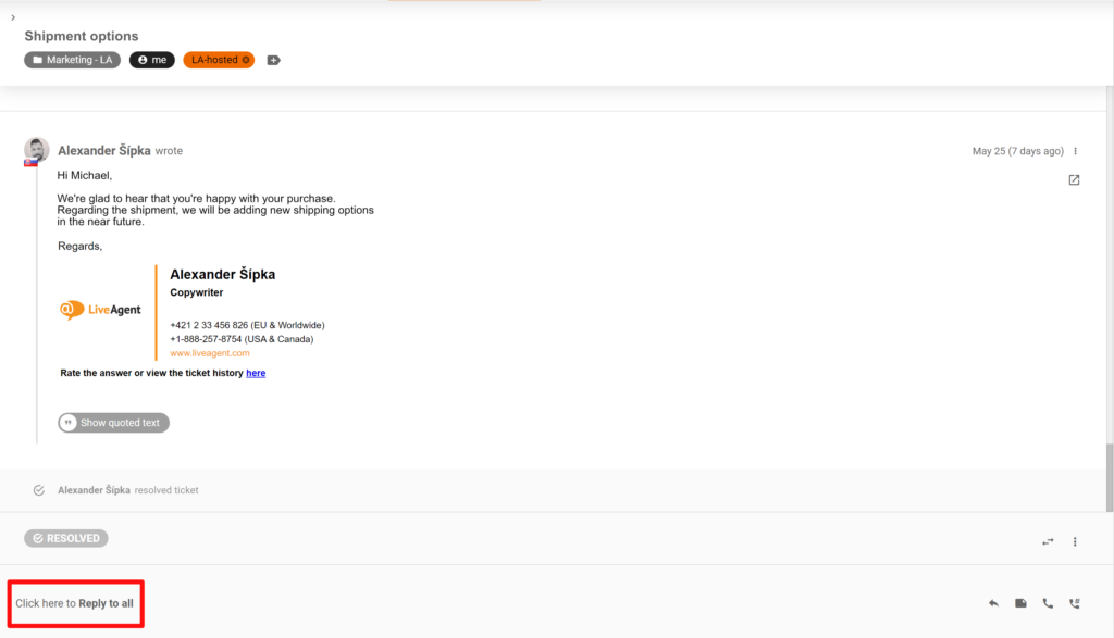 Zdjęcie pokazujące zmianę lokalizacji przycisków Odpowiedź i Odpowiedź wszystkim w systemie LiveAgent