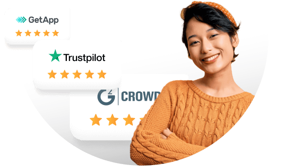 Uśmiechnięta kobieta z nagrodami obok niej.